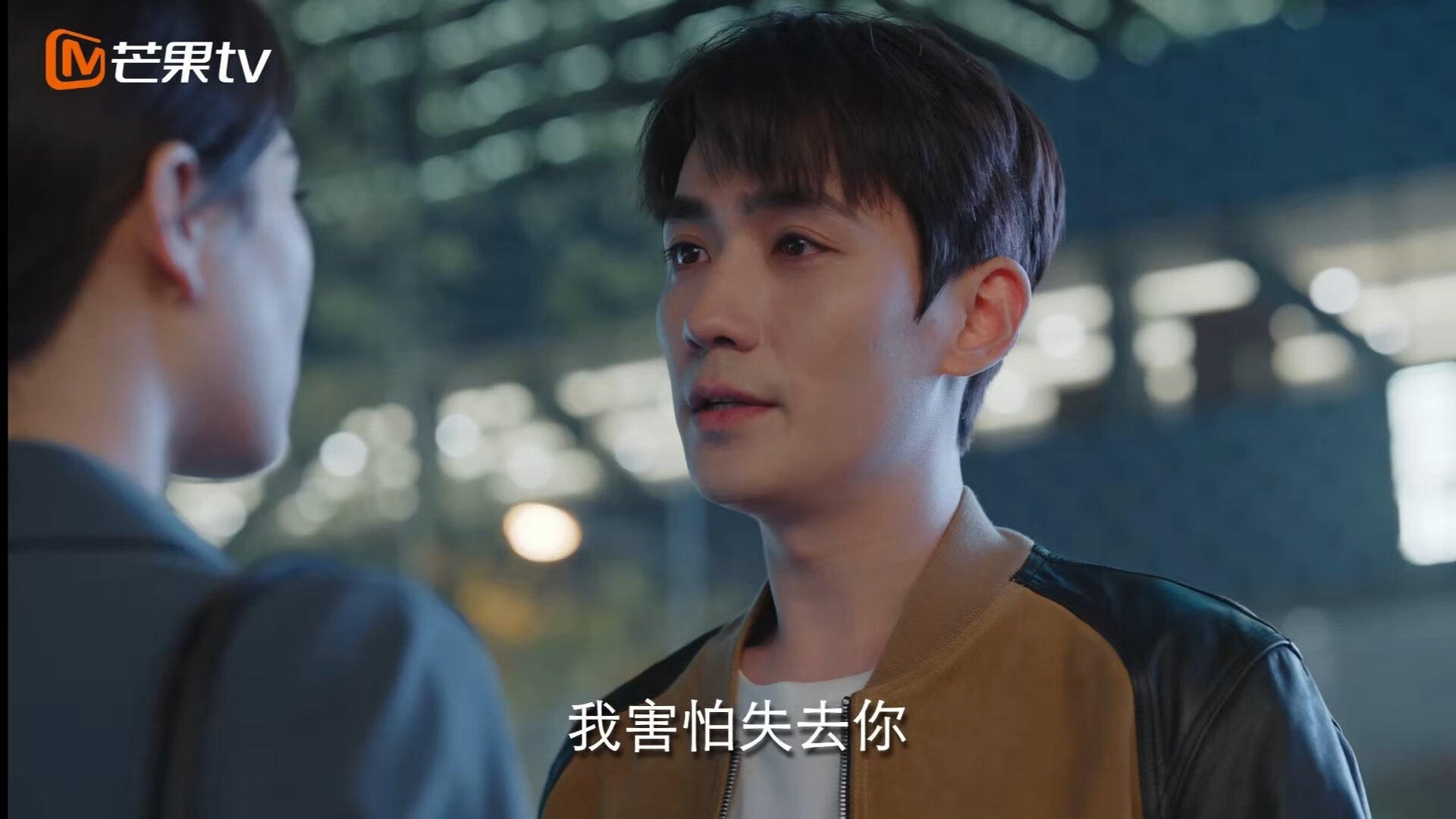 下载乐鱼体育APP-球队们在比赛中展现出强大的团队合作精神，浅析团队合作在篮球比赛中的重要性