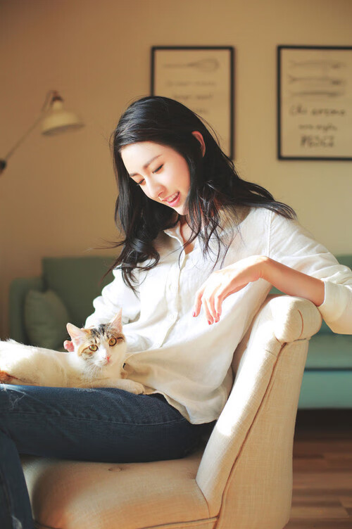 东契奇对决库里控卫之争再起,库里与东契奇拥抱照片